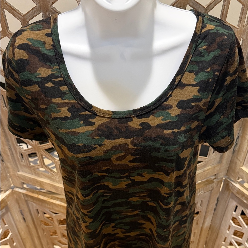 LuLaRoe Classic Tee Camo Print Size Small - Picture 2 of 7